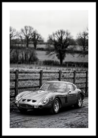 En klassisk Ferrari 250 GTO står ståtlig på en grusväg omgiven av träd.-0