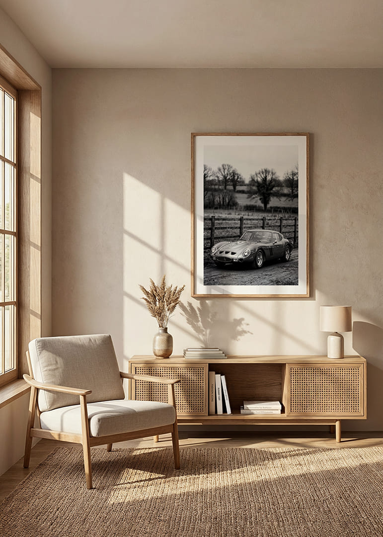 En klassisk Ferrari 250 GTO står ståtlig på en grusväg omgiven av träd.-12