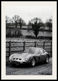 En klassisk Ferrari 250 GTO står ståtlig på en grusväg omgiven av träd.-2