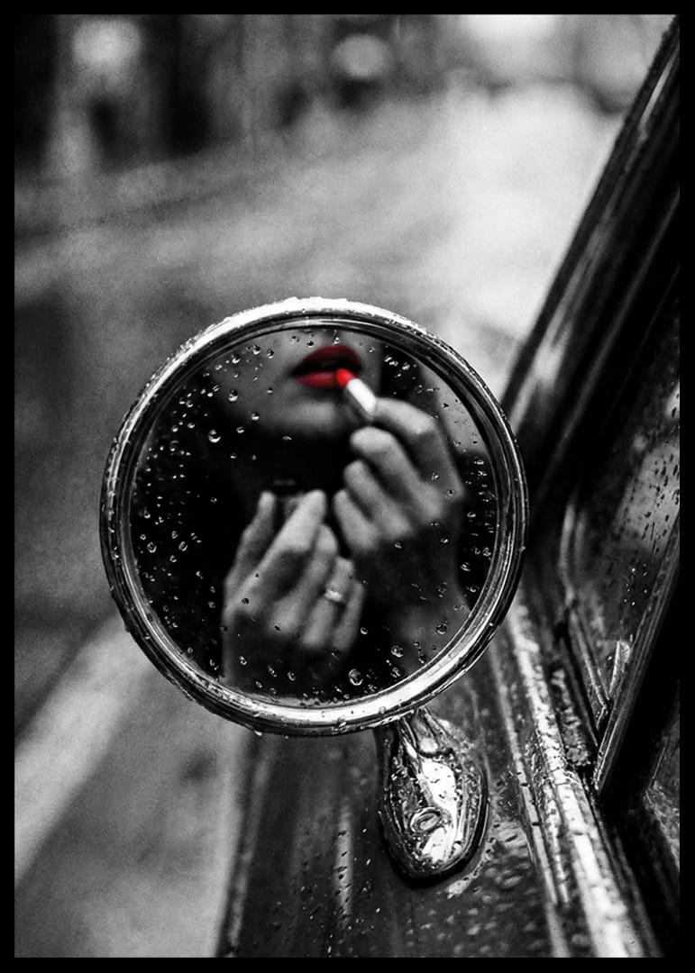 Regndroppar på spegeln omfamnar ett ögonblick av förförisk skönhet.-12