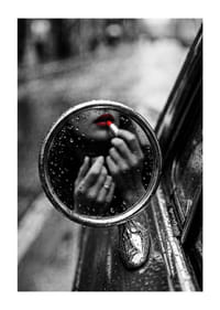 Regndroppar på spegeln omfamnar ett ögonblick av förförisk skönhet.-1