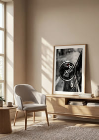 Regndroppar på spegeln omfamnar ett ögonblick av förförisk skönhet.-4