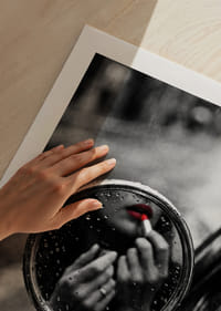 Regndroppar på spegeln omfamnar ett ögonblick av förförisk skönhet.-5