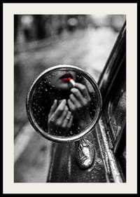 Regndroppar på spegeln omfamnar ett ögonblick av förförisk skönhet.-2