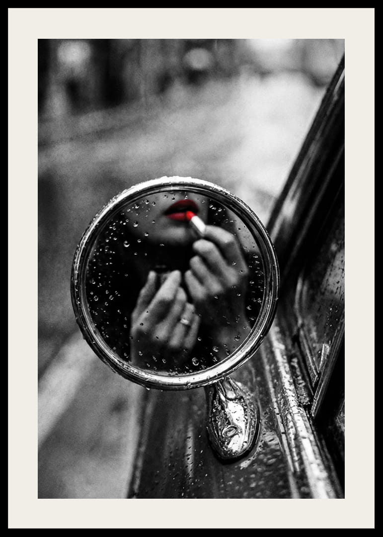 Regndroppar på spegeln omfamnar ett ögonblick av förförisk skönhet.-12