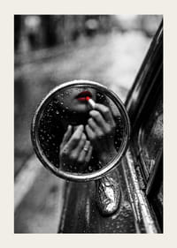 Regndroppar på spegeln omfamnar ett ögonblick av förförisk skönhet.-3