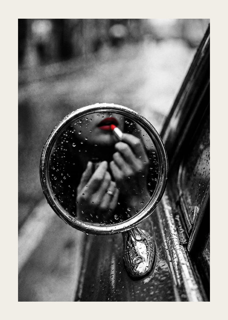 Regndroppar på spegeln omfamnar ett ögonblick av förförisk skönhet.-12