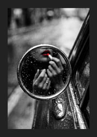 Regndroppar på spegeln omfamnar ett ögonblick av förförisk skönhet.-5