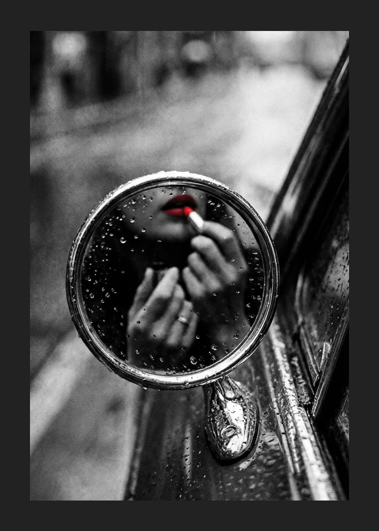 Regndroppar på spegeln omfamnar ett ögonblick av förförisk skönhet.-12