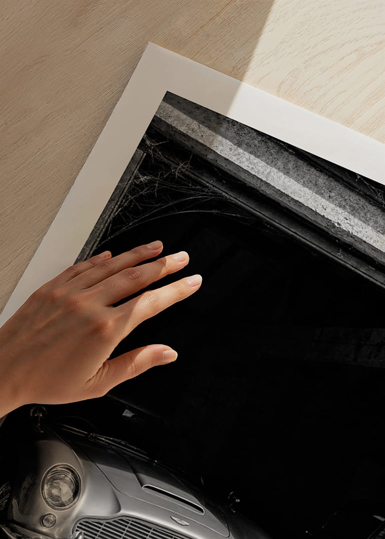 En klassisk Aston Martin DB5 stolt parkerad i ett nostalgiskt garage.-12