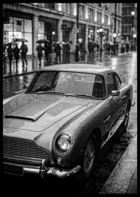 En klassisk Aston Martin D85 fångad i regnets mystik.-2