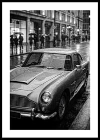 En klassisk Aston Martin D85 fångad i regnets mystik.-0