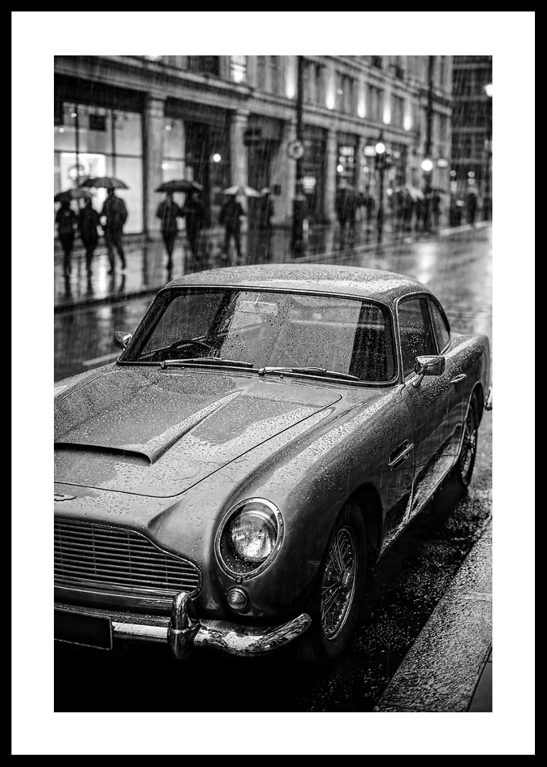 En klassisk Aston Martin D85 fångad i regnets mystik.-12