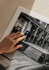 En klassisk Aston Martin D85 fångad i regnets mystik.-5