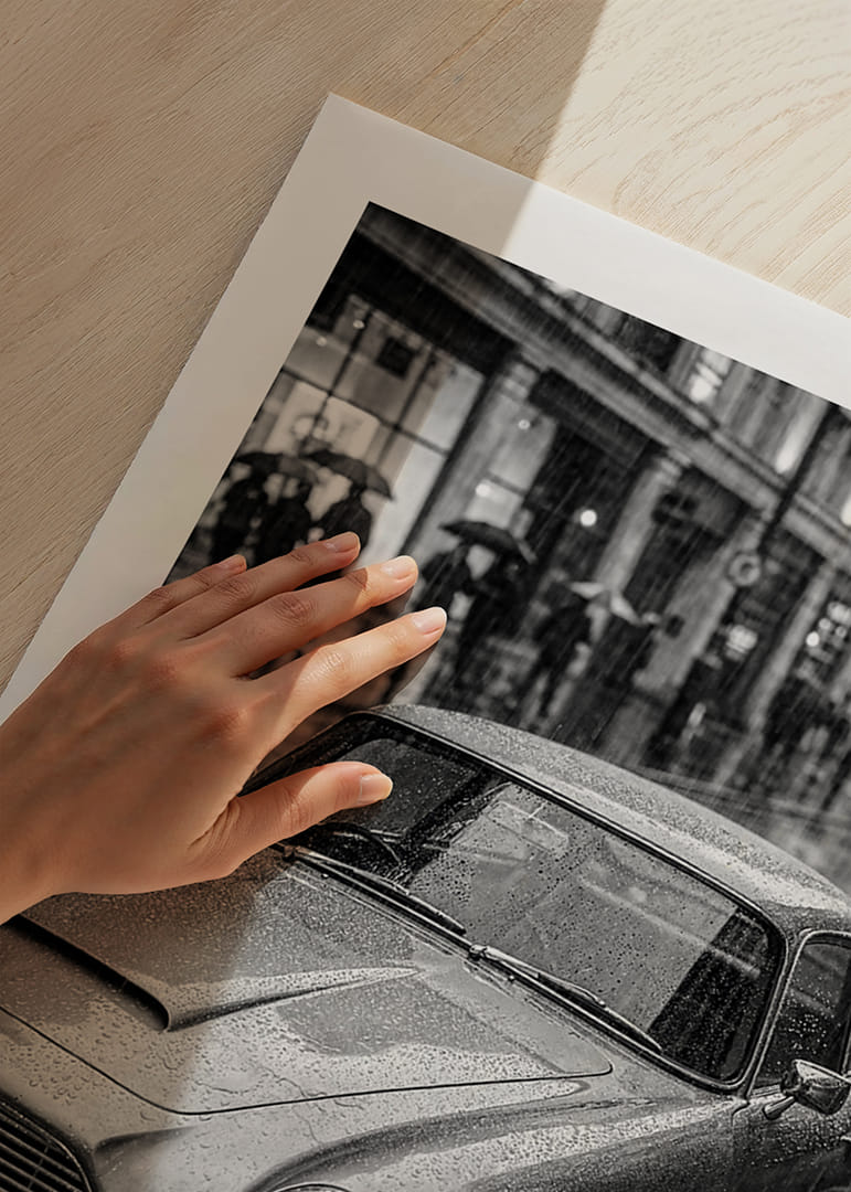 En klassisk Aston Martin D85 fångad i regnets mystik.-12