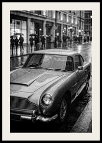 En klassisk Aston Martin D85 fångad i regnets mystik.-2