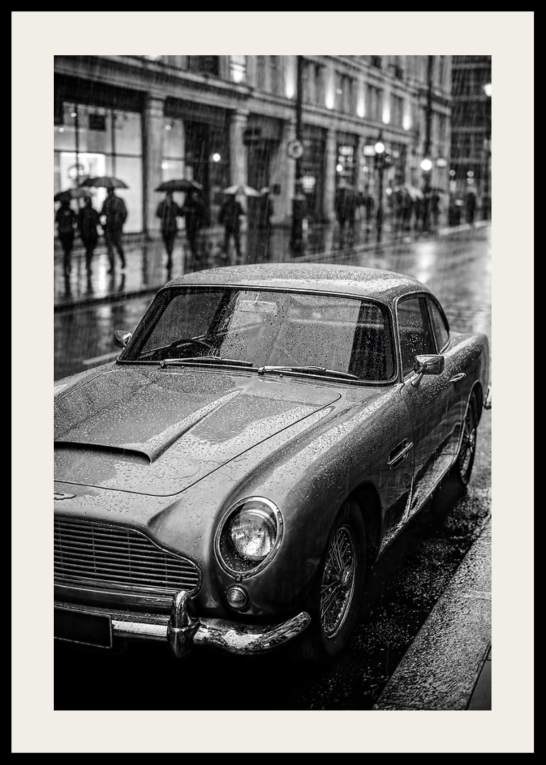 En klassisk Aston Martin D85 fångad i regnets mystik.-12