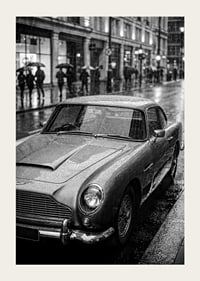 En klassisk Aston Martin D85 fångad i regnets mystik.-3
