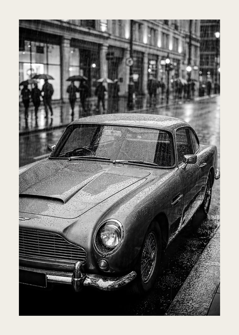 En klassisk Aston Martin D85 fångad i regnets mystik.-12