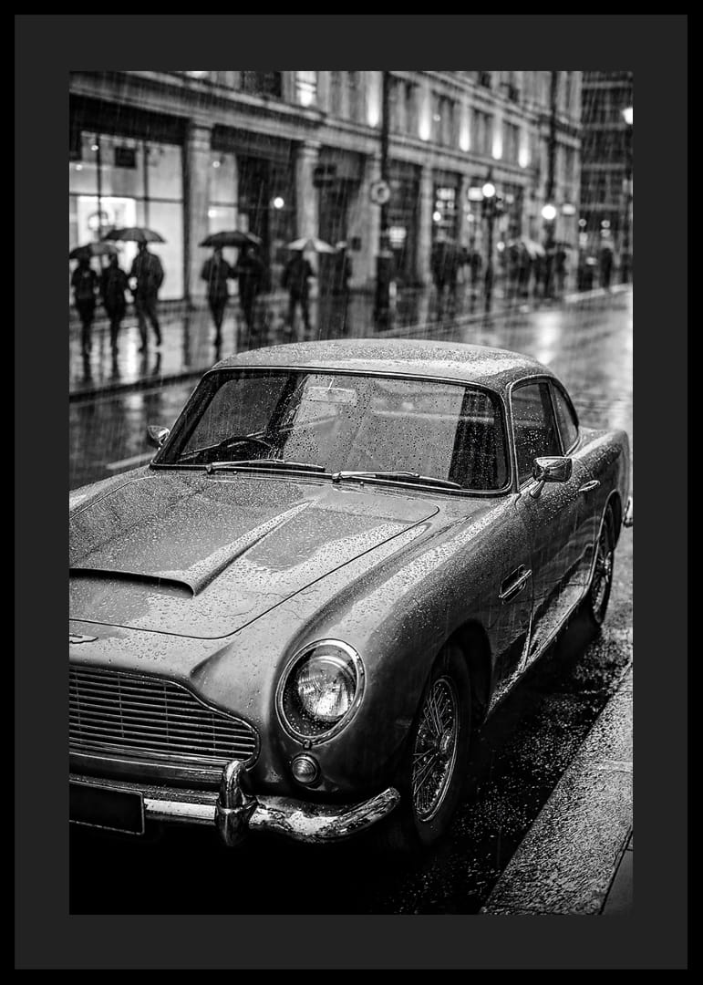 En klassisk Aston Martin D85 fångad i regnets mystik.-12
