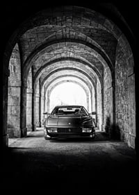En klassisk Ferrari Testarossa genom en stentäckt valvpassage.-6
