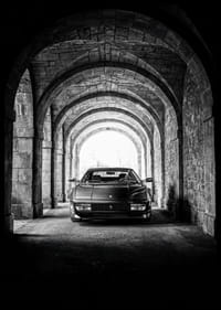 En klassisk Ferrari Testarossa genom en stentäckt valvpassage.-2