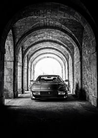 En klassisk Ferrari Testarossa genom en stentäckt valvpassage.-7