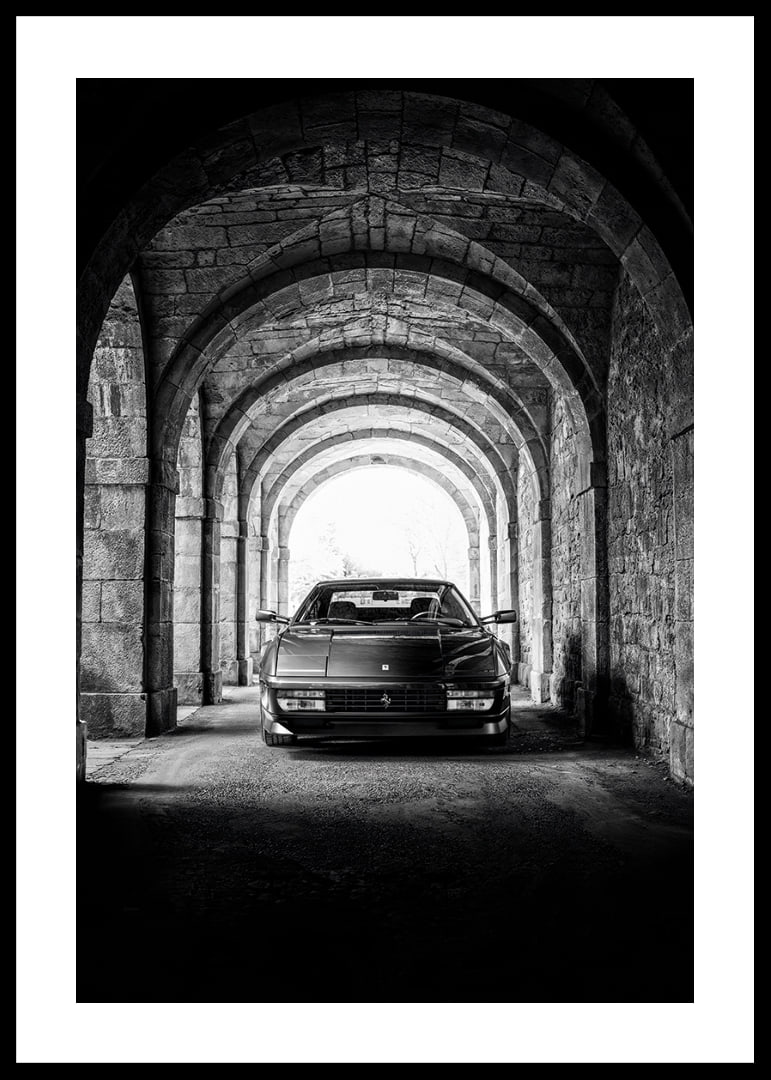 En klassisk Ferrari Testarossa genom en stentäckt valvpassage.-12