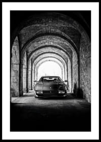 En klassisk Ferrari Testarossa genom en stentäckt valvpassage.-0