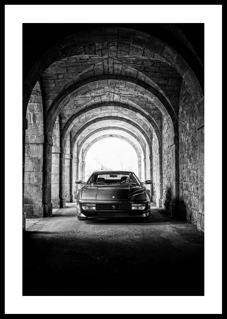 En klassisk Ferrari Testarossa genom en stentäckt valvpassage.-12