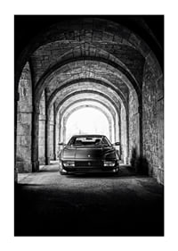 En klassisk Ferrari Testarossa genom en stentäckt valvpassage.-1