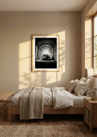 En klassisk Ferrari Testarossa genom en stentäckt valvpassage.-4