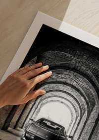 En klassisk Ferrari Testarossa genom en stentäckt valvpassage.-5