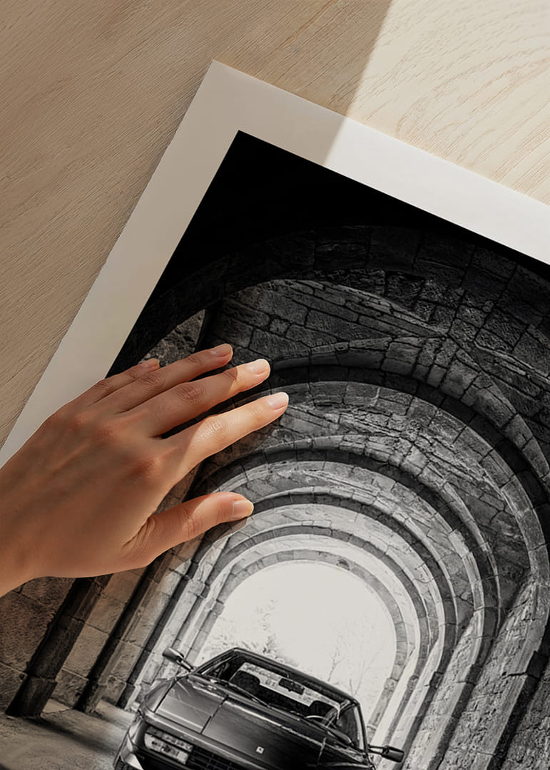 En klassisk Ferrari Testarossa genom en stentäckt valvpassage.-12