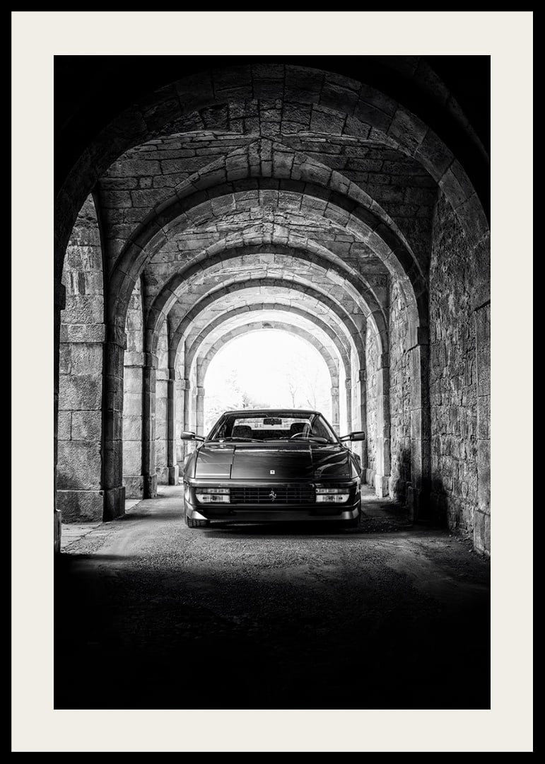 En klassisk Ferrari Testarossa genom en stentäckt valvpassage.-12