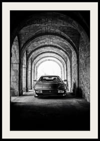 En klassisk Ferrari Testarossa genom en stentäckt valvpassage.-2