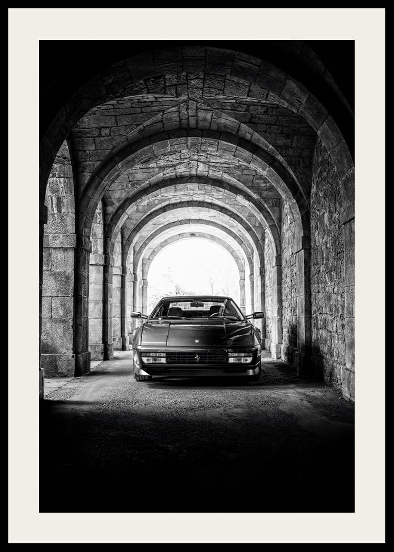 En klassisk Ferrari Testarossa genom en stentäckt valvpassage.-12