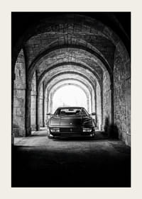 En klassisk Ferrari Testarossa genom en stentäckt valvpassage.-3