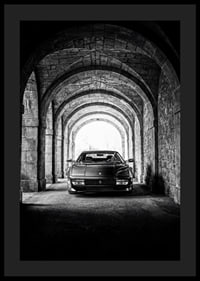 En klassisk Ferrari Testarossa genom en stentäckt valvpassage.-4
