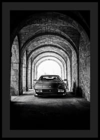 En klassisk Ferrari Testarossa genom en stentäckt valvpassage.-4