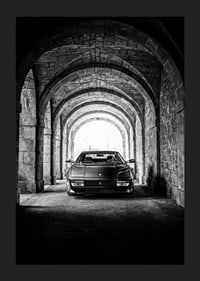 En klassisk Ferrari Testarossa genom en stentäckt valvpassage.-5