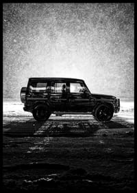 En silhuett av Mercedes-Benz, G-Wagon i snöfylld natt skapar en känsla av äventyr.-2