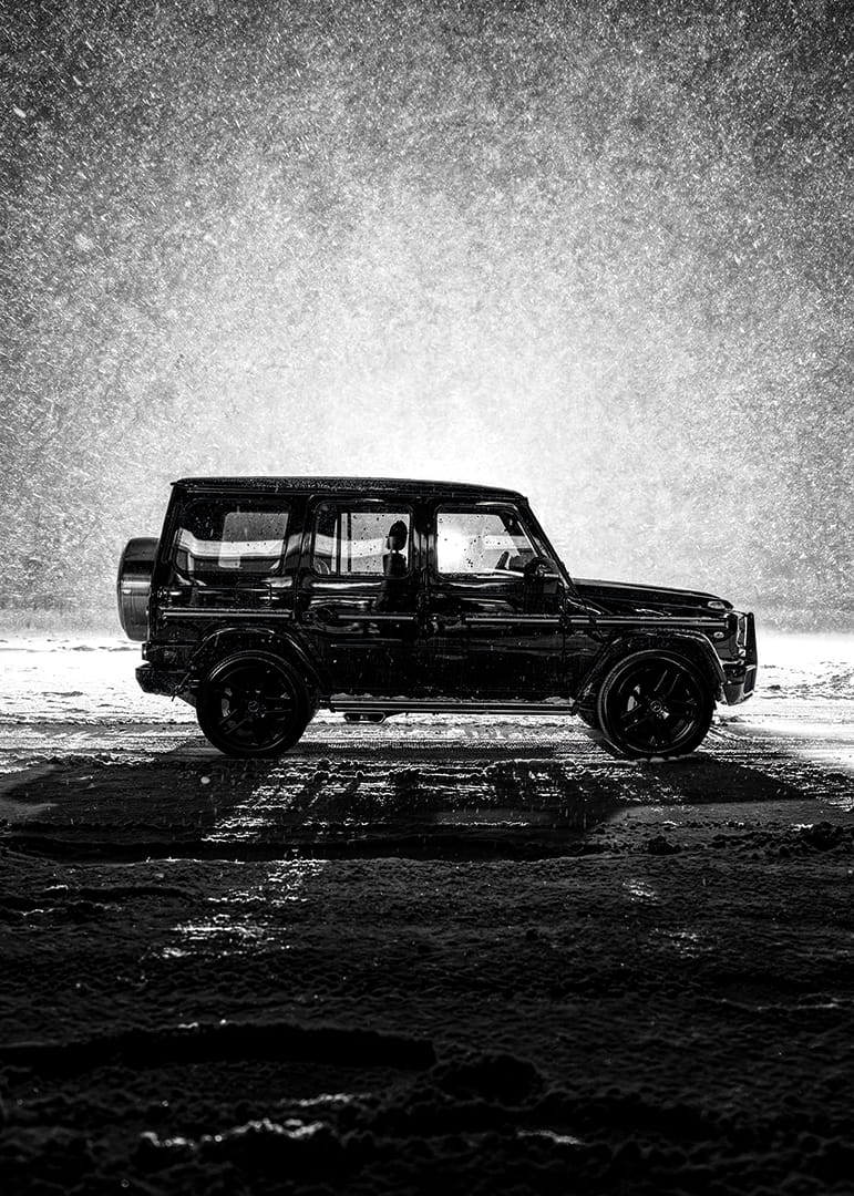 En silhuett av Mercedes-Benz, G-Wagon i snöfylld natt skapar en känsla av äventyr.-12