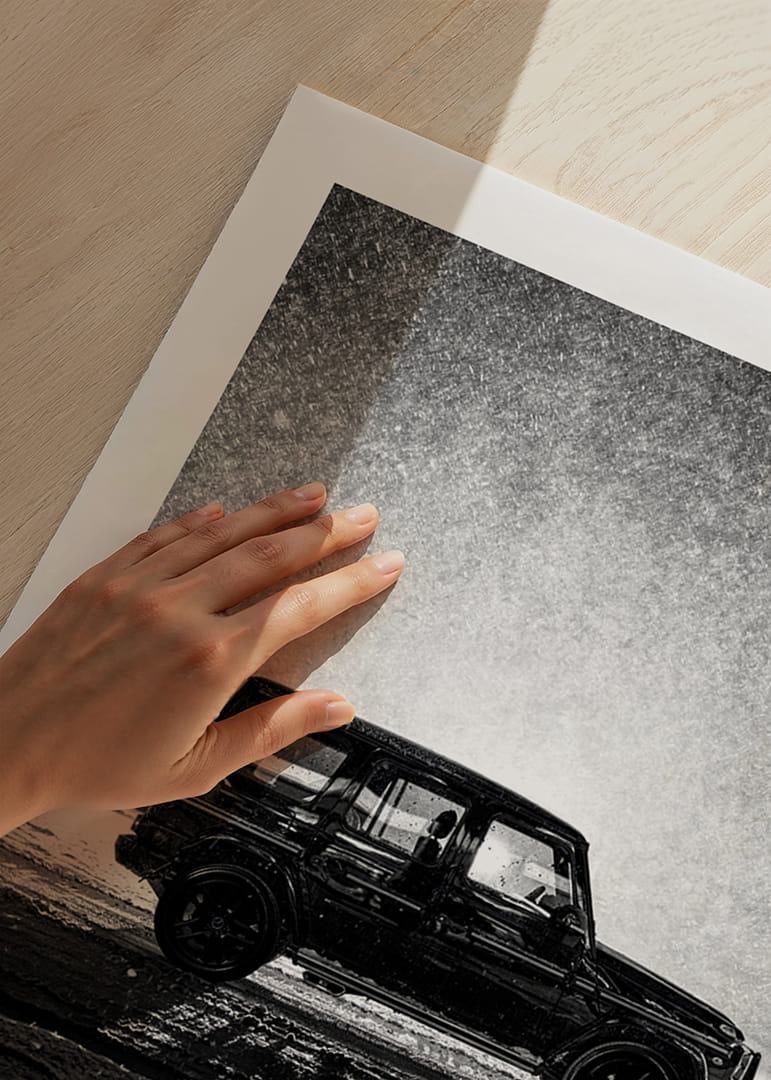 En silhuett av Mercedes-Benz, G-Wagon i snöfylld natt skapar en känsla av äventyr.-12