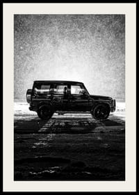 En silhuett av Mercedes-Benz, G-Wagon i snöfylld natt skapar en känsla av äventyr.-2