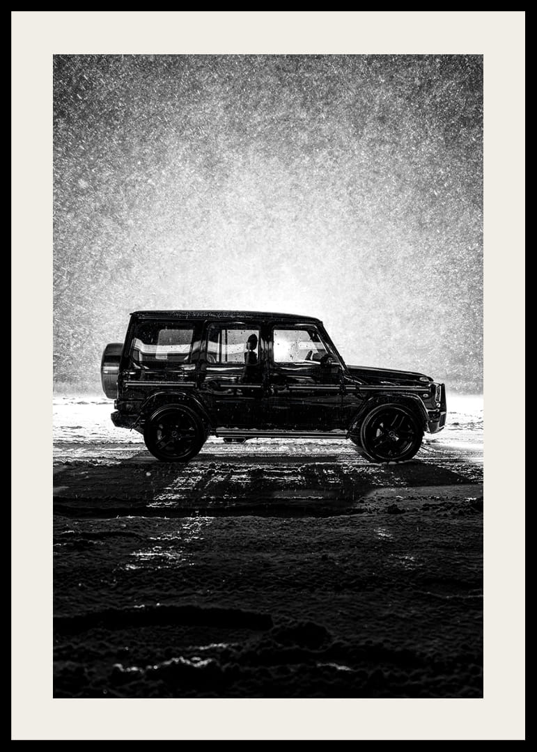 En silhuett av Mercedes-Benz, G-Wagon i snöfylld natt skapar en känsla av äventyr.-12