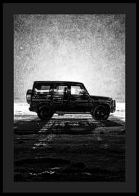 En silhuett av Mercedes-Benz, G-Wagon i snöfylld natt skapar en känsla av äventyr.-4