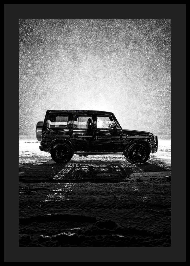 En silhuett av Mercedes-Benz, G-Wagon i snöfylld natt skapar en känsla av äventyr.-12