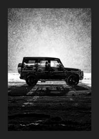 En silhuett av Mercedes-Benz, G-Wagon i snöfylld natt skapar en känsla av äventyr.-5