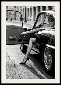 En glamorös scen fångad i svartvit elegans.-2